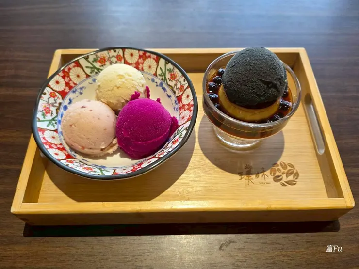 點了招牌三色綿綿冰、期間限定布丁綿綿冰