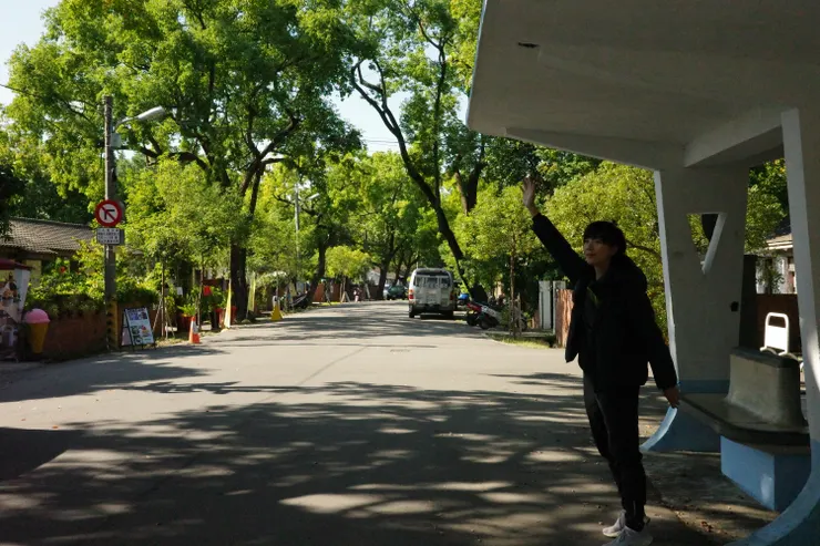 保有昔日風情的公車站，想像過往人來人往熱鬧的景色。