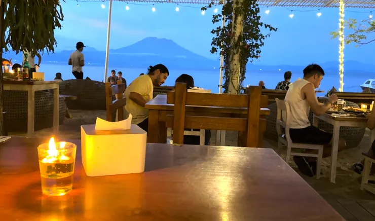 一定要天黑之前來，可以看到對面峇里島的火山！