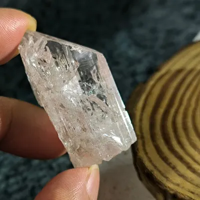 Pink Danburite 粉紅色的賽黃晶。