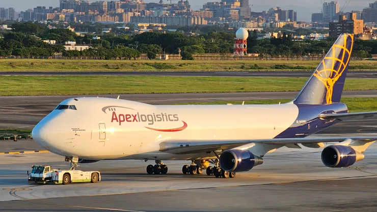 這架亞特拉斯航空波音B747-400貨機的駕駛艙逃生窗是打開的!好特別!