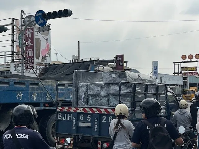 貨車上的貨掉下一箱在慢車道