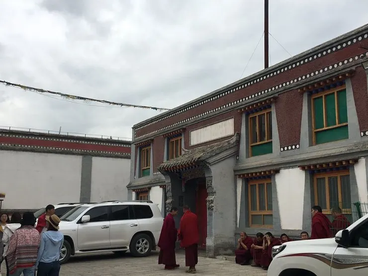 「*寧靜的環境*，絢麗的色彩，*尋道的僧人*，都展示出藏傳佛教的神秘。」仿台灣「背包客」式「神聖」caption