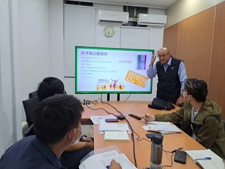 陳世偉上禮拜利用下班時間特別找了4人提點考試該注意的事項。圖:讀者提供