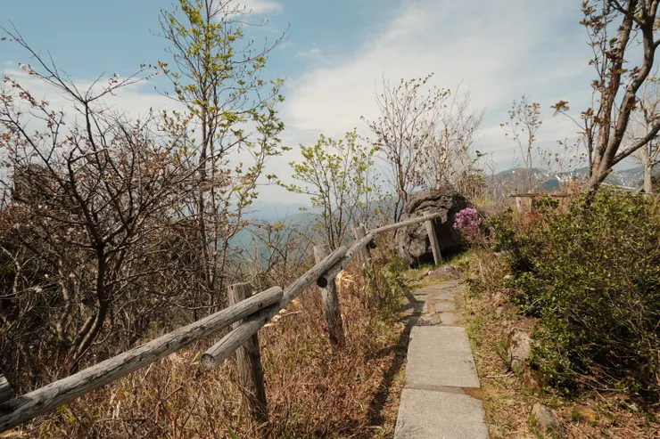 可愛的小徑在山崖邊