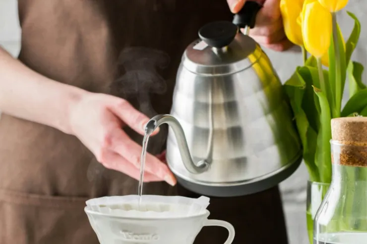 悶蒸是指在正式沖煮之前，使用少量熱水浸潤咖啡粉的過程