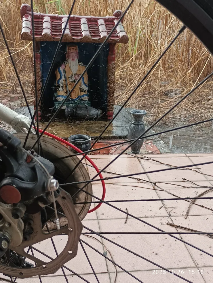 避躲家墳的土地公，自拍攝