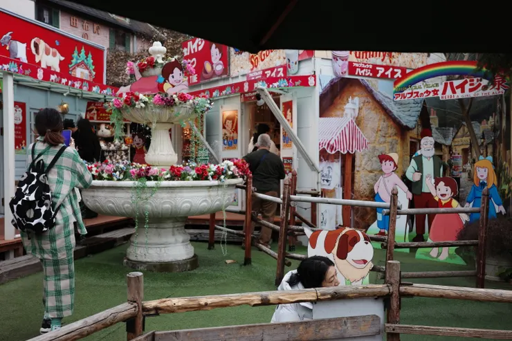 裡面有很多動畫卡通主題的區域，像這區就是阿爾卑斯山的少女