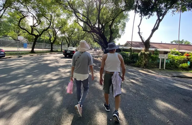 帶爸媽到中興新村，天氣很好，陽光很美，但是沒有拍到我的車！