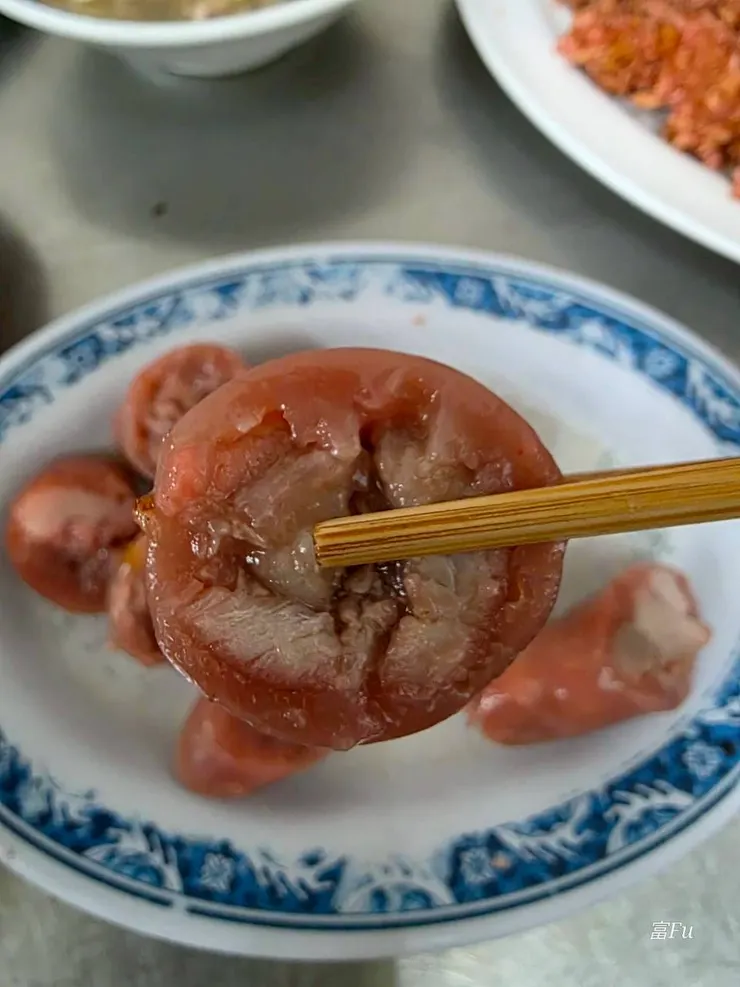 手工粉腸。可選白色、粉色。推薦選粉色，是店家手工製作得，風味、口感都別具特色。