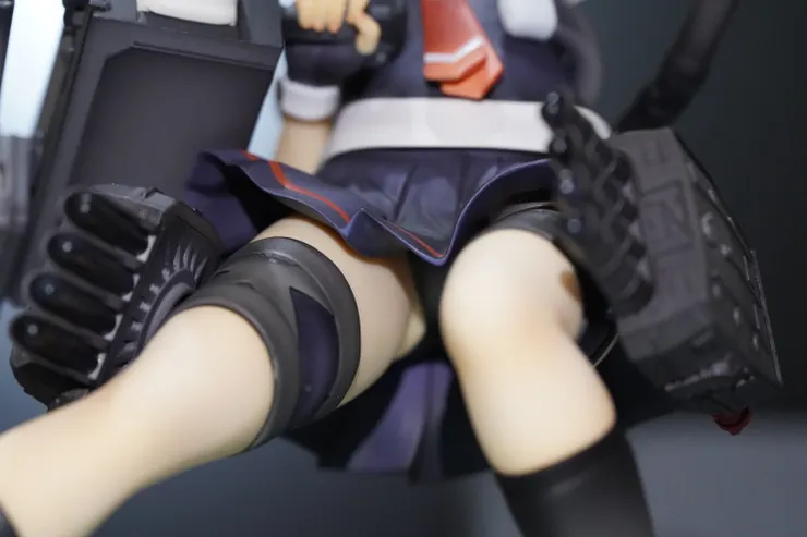 兩邊大腿都裝備魚雷發射管