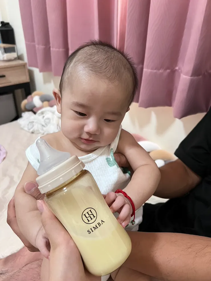 ▲	兒子喝亞培心美力的喝奶時間比親餵母乳時間長 