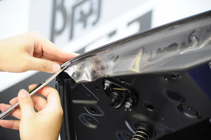 圖說：抗紫外線、耐酸雨，打造車身無懼天候的隱形盾牌。（圖／SAMURAI武士車漆保護膜）