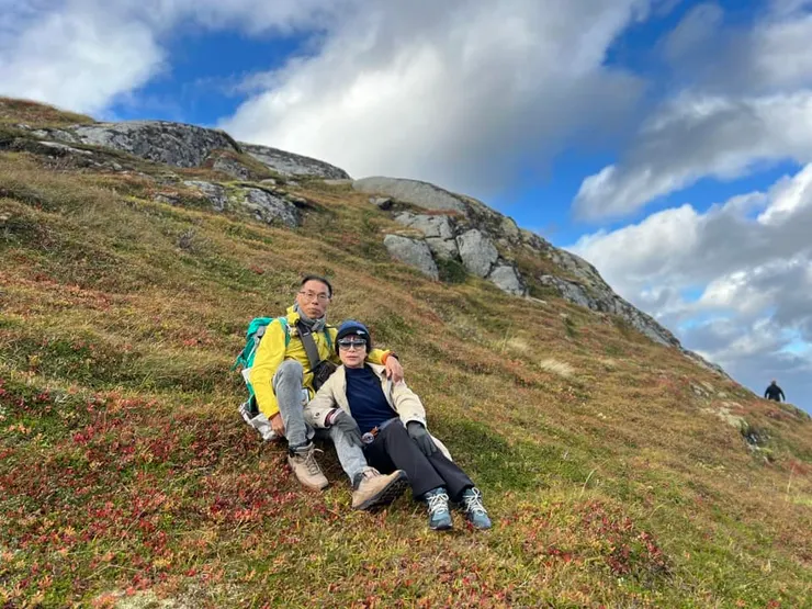 坐在草地上嗅著花草香味， 讓人感覺神清氣爽。