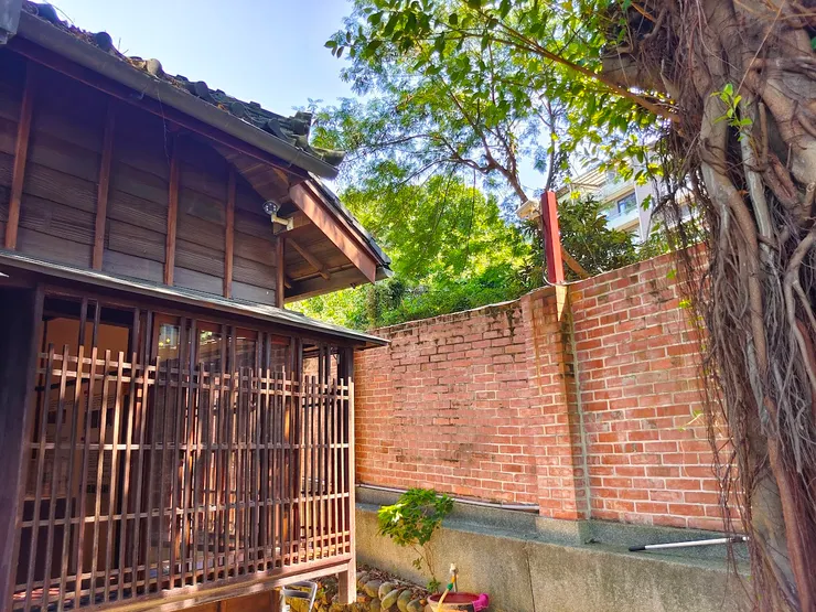 好不容易找到一個木衍窗的範例，這是新北市市定古蹟，淡水多田榮吉故居的一角。