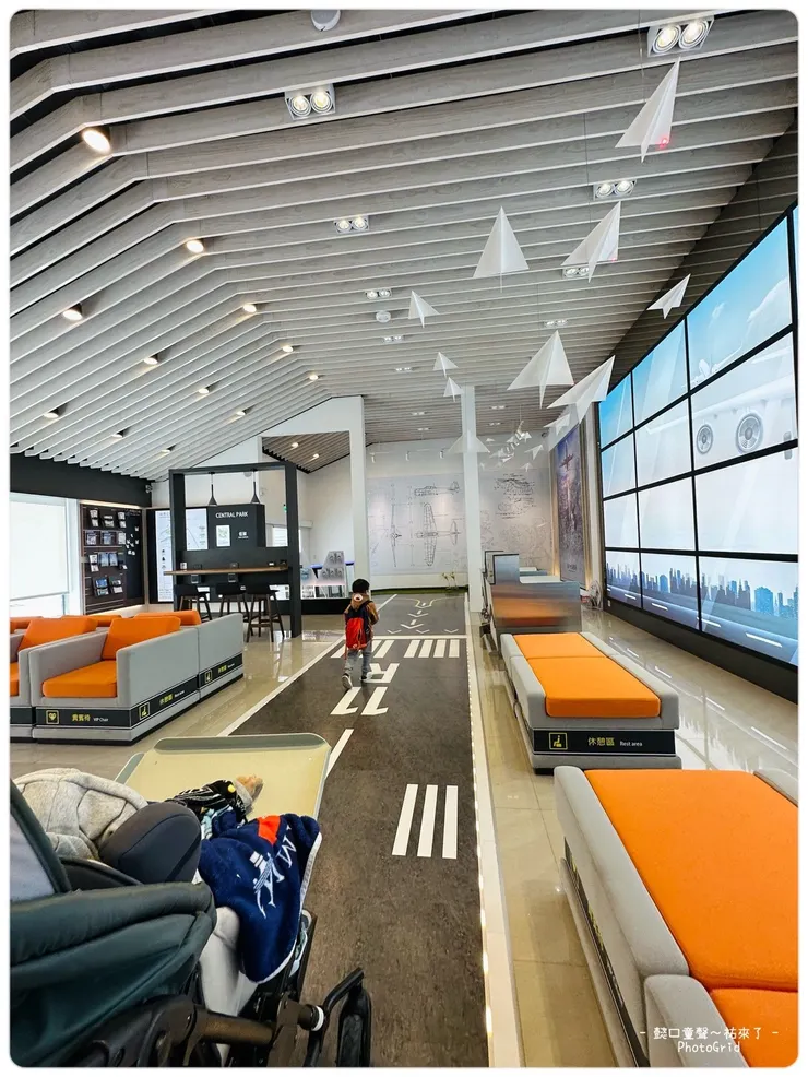 服務大廳寬敞明亮，設有出境報到櫃台。