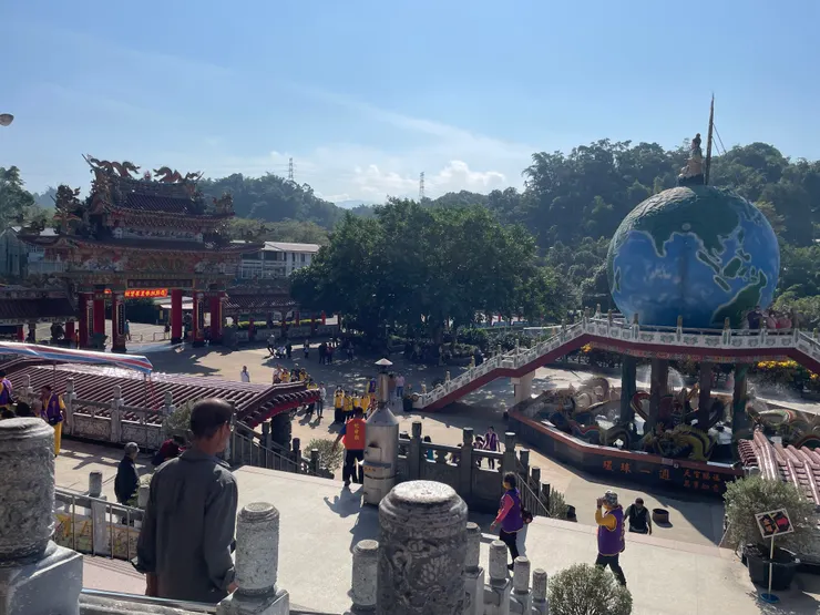 莊嚴的牌樓與地球儀相呼應⋯