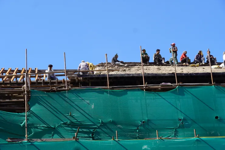 仍在修復中的建築（2023年11月攝），這樣的修復場景仍可見於加德滿都的各個景區中。