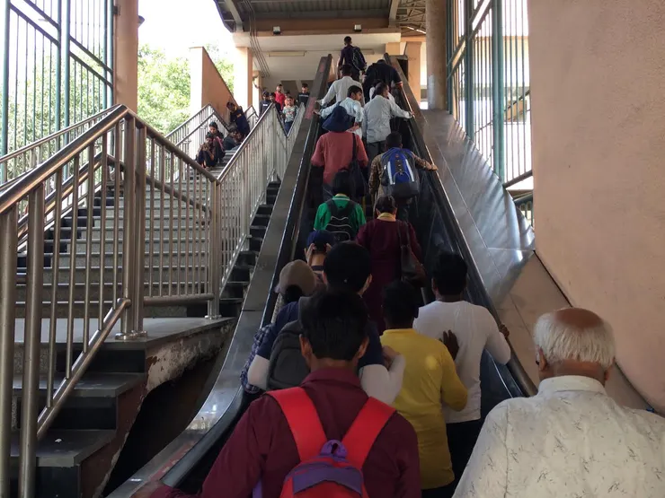 搭手扶梯進捷運站了