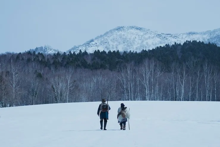 杉元與阿席莉帕一起走在北海道的冰雪大地上，圖片來源：Netflix