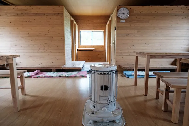 牆上的時鐘底下的字條寫著早稻田大學捐贈