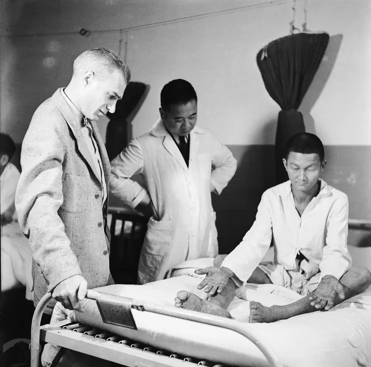 圖3 外籍人士與醫療人員關注烏腳病患 案名：1952-1954農復會專輯 檔號：0041/0001/1 來源機關：行政院新聞局 管有機關：國家發展委員會檔案管理局