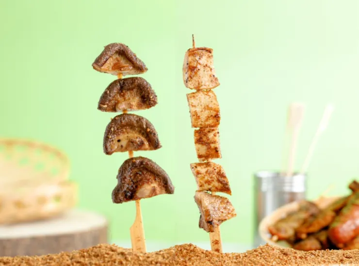 圖說：杏鮑菇串燒烤後外酥內嫩、Q彈多汁，完美吸收焦糖楓獨家的層次香氣。（資料來源：焦糖楓）