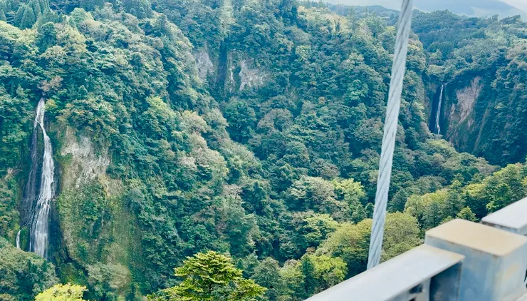 左邊為「雌瀑」，右邊為「雄瀑」。