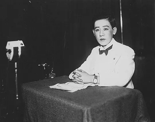 1933年在錄音室的川島芳子(Photo Credit : Wikipedia)
