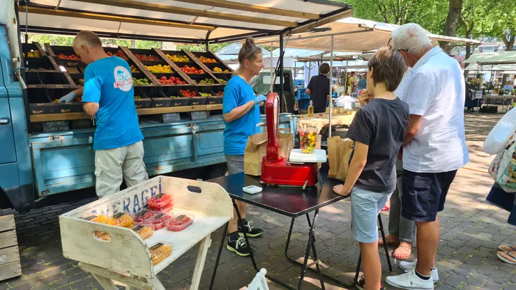 蕃茄農Tommy Teler專門種植不同品種的蕃茄，掀開自家小貨車的車棚，即是滿滿各色的蕃茄，供客人秤重購買。（攝影：王幸慈）