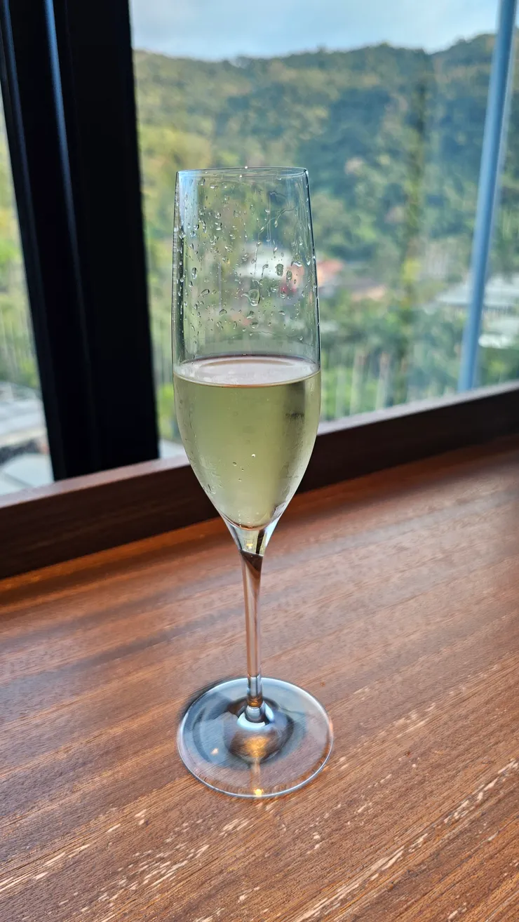 這是氣泡酒!看起來超像是商務艙的迎賓飲料!