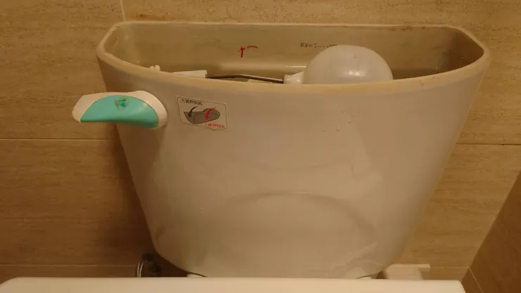左上沖水鈕漏水