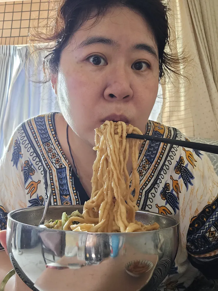 來個吃麵自拍照