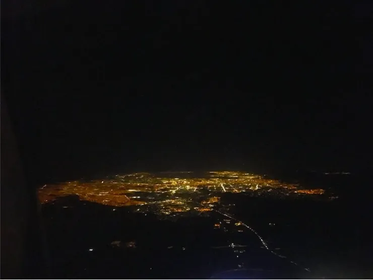 從拉斯維加斯起飛歷經了90分鐘的黑暗所看到的第一道光明，就是寂寞的矽谷。