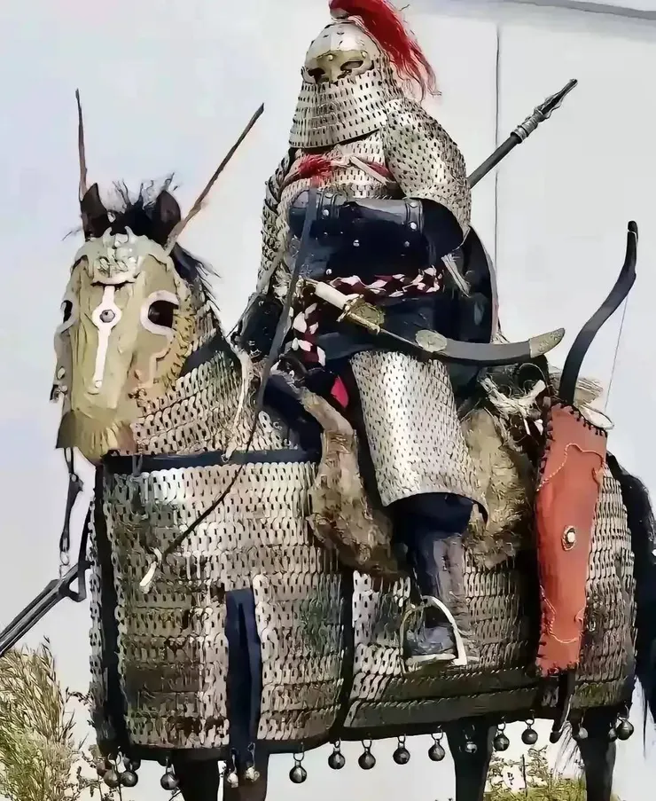 金朝最強騎兵鐵浮屠，身穿全覆式盔甲，連馬匹也受到大量護甲保護