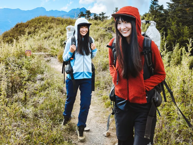 兩側有做拉鍊口袋