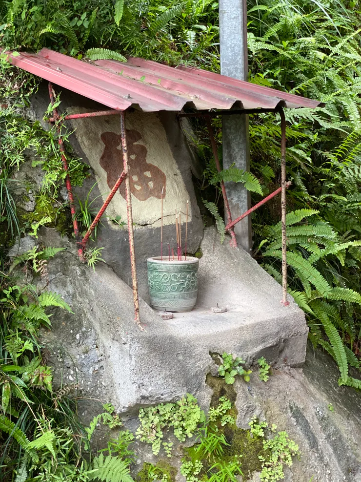 土地公廟旁供奉山神