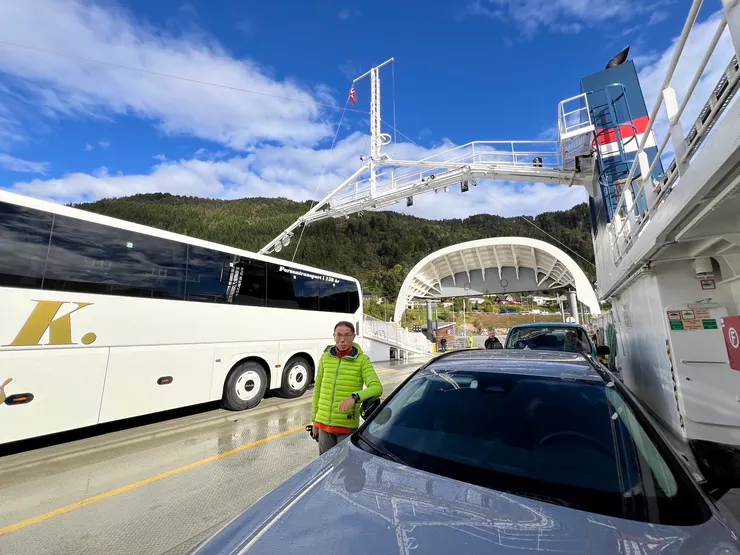 觀光渡輪船資較貴，遊覽車和小客車為主。