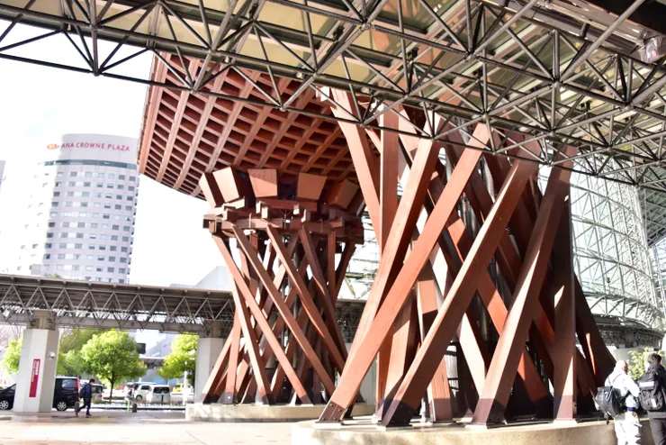 金澤車站最亮眼的鼓門