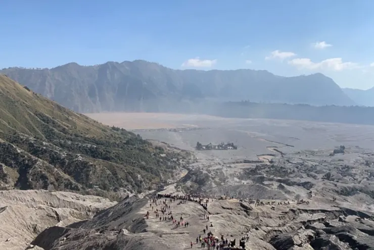 站在 Bromo 火山口邊緣回看上山的路