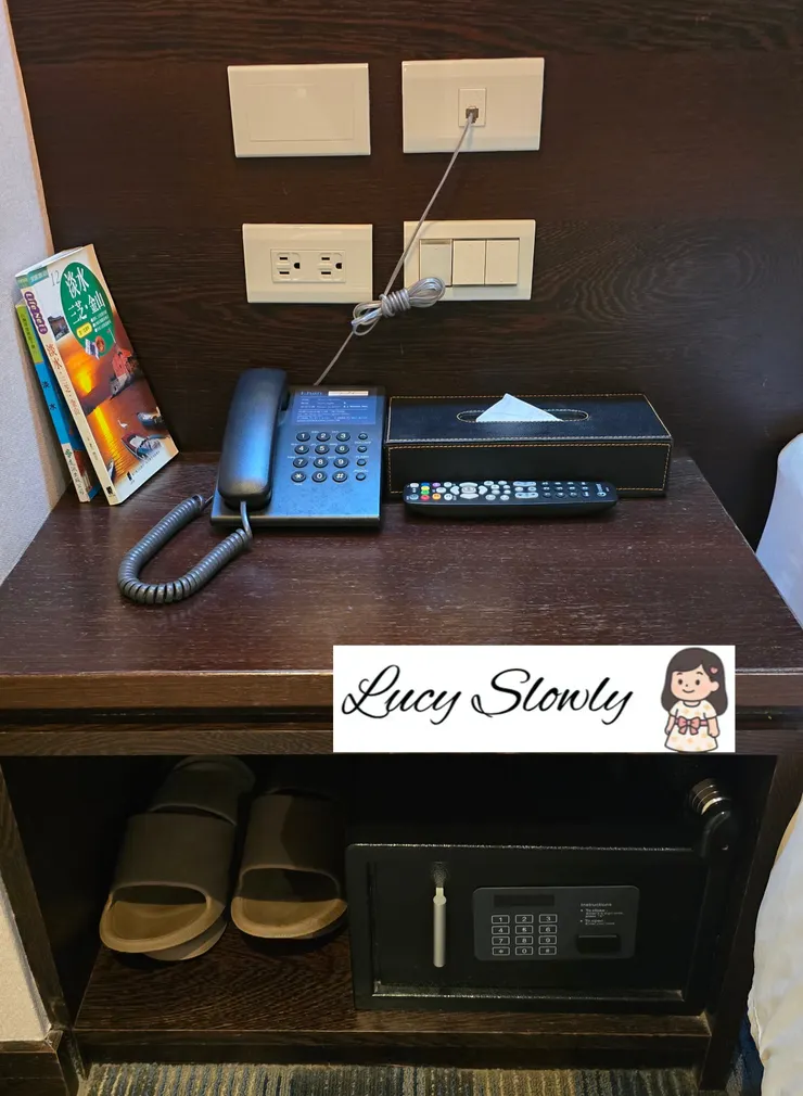 康瀚行旅房間內有拖鞋、保險箱