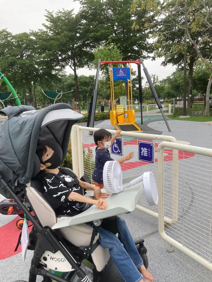 澳洲進口的輪椅盪秋千滿足擺盪樂趣。