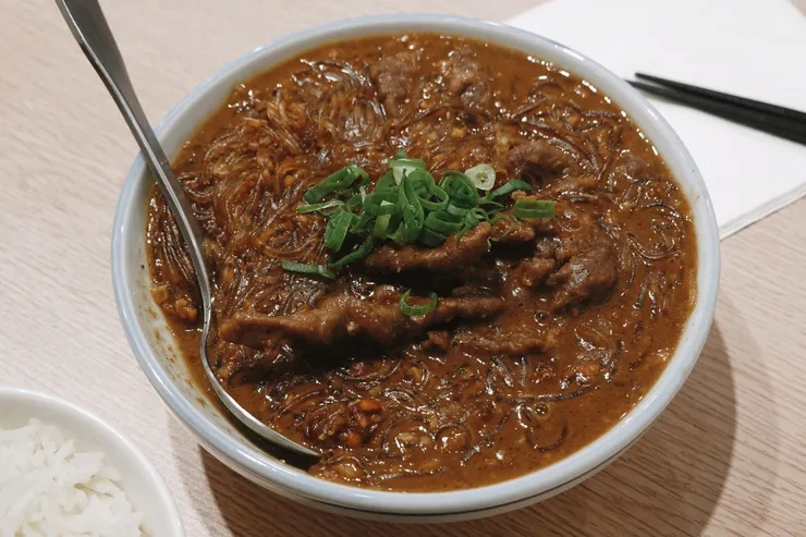 沙爹牛肉粉絲煲 (附白飯)  NT$185