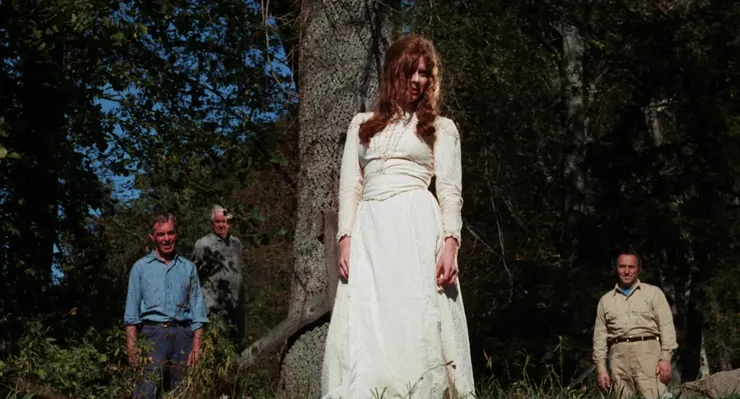 尾聲，艾蜜莉 ∕ 艾碧嘉隔岸望著潔西卡離去。