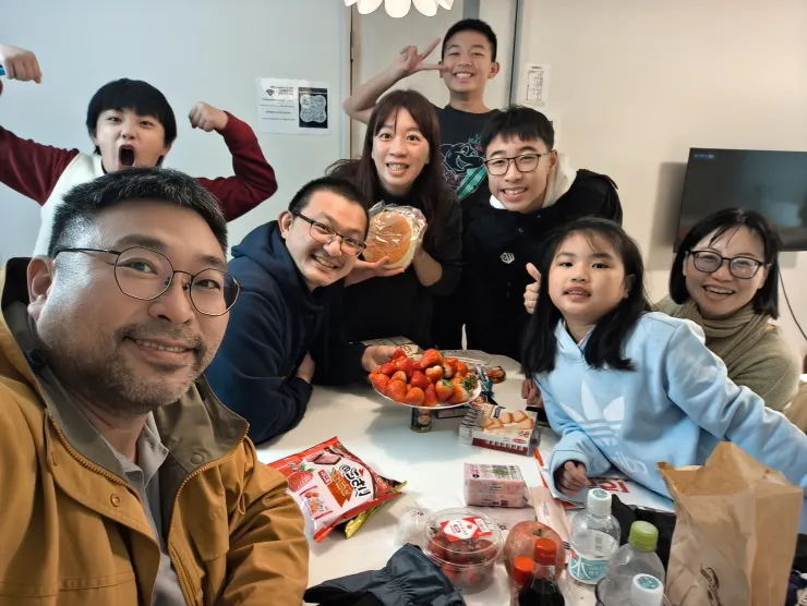 在台灣還不見得會碰到面哩