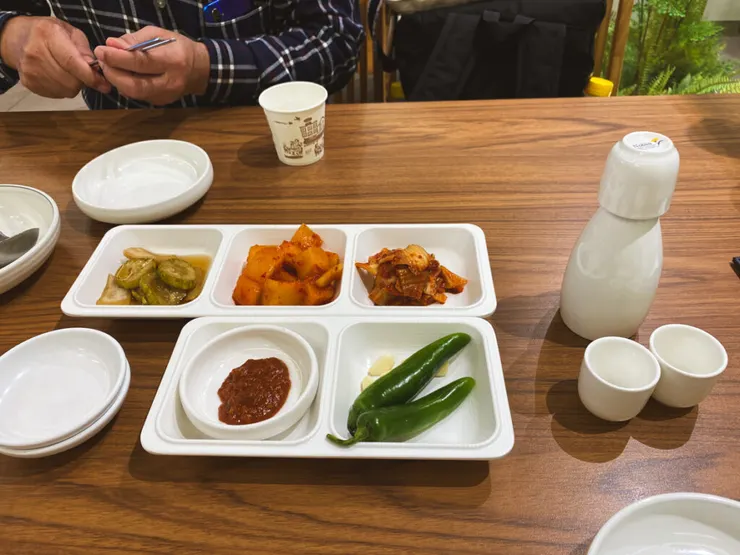 必備的小菜以及蔘雞湯使用的蔘酒