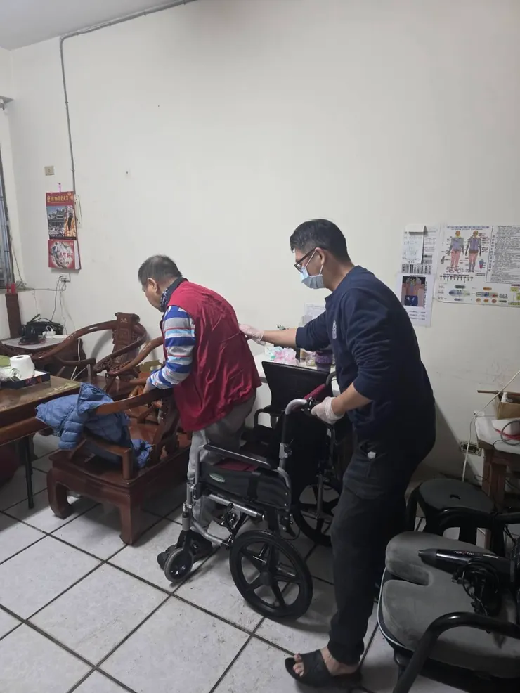 （圖說：胡偉晟以專業位移技巧，細心照料使用者起居。）