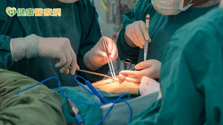 隨著年齡增長，瓣膜本就會自然退化或鈣化；若合併三高、腎臟病等慢性病，或有抽菸習慣，心血管容易發炎，可能進一步加速瓣膜疾病發生，建議應定期接受心臟檢查。