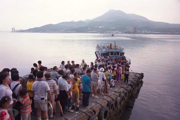 圖1 淡水渡船頭搭渡船遊客 案名：南投信義鄉等地土石流 檔號：0090/0427/1 來源機關：行政院新聞局 管有機關：國家發展委員會檔案管理局