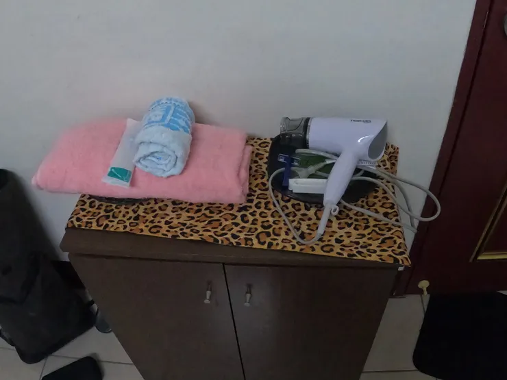 毛巾、梳子和吹風機等備品都還是有。